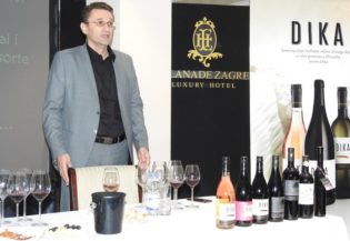 6874Frankovka, brend